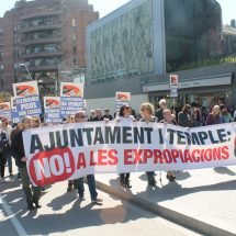 Vecinos de la Sagrada Familia protestan por el acuerdo alcanzado entre el templo y Ayuntamiento // Ángel Herrezuelo Die