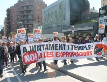 Vecinos de la Sagrada Familia protestan por el acuerdo alcanzado entre el templo y Ayuntamiento // Ángel Herrezuelo Die