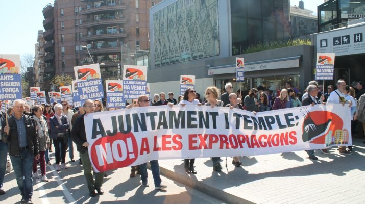 Vecinos de la Sagrada Familia protestan por el acuerdo alcanzado entre el templo y Ayuntamiento // Ángel Herrezuelo Die