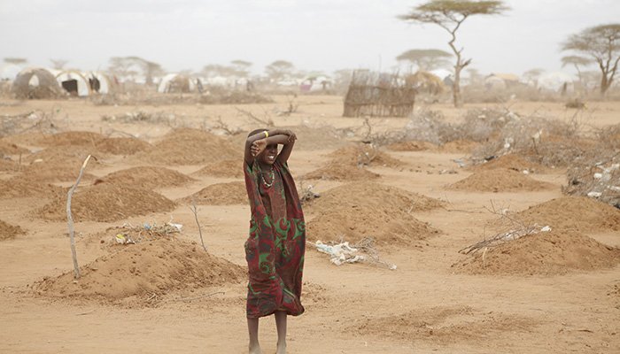 Niña africana en un descampado