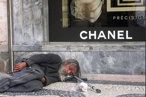 Pobre tirado en la calle