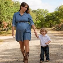 Madre e hijo paseando en la calle