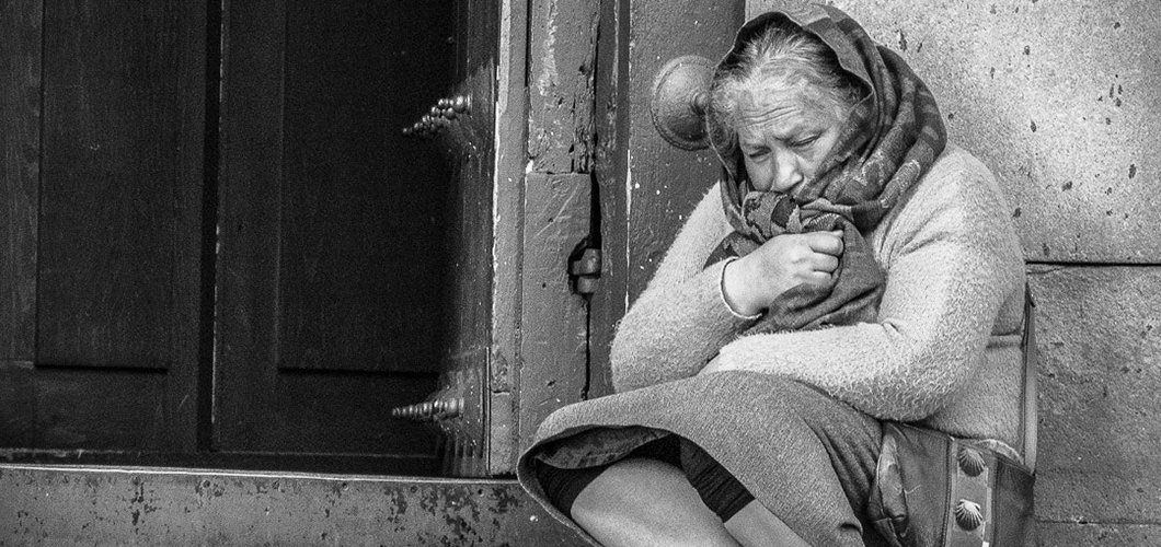 Mujer al lado de una puerta