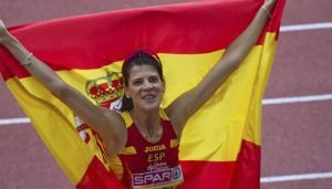 Ruth Beitia levantando la bandera española