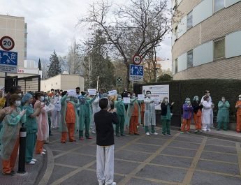 Sanitarios aplaudiendo en Madrid