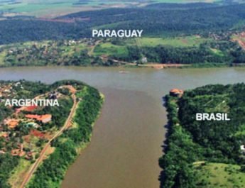 Río con tres zonas de tierra separadas