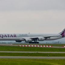Avión de la compañía Qatar con material sanitario. Realizada por @yakusa77