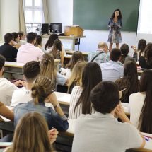 Alumnos asistiendo a una clase presencial
