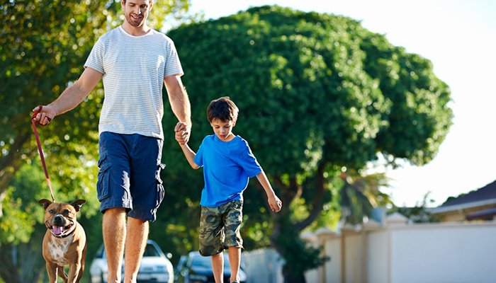 Padre e hijo pasean libremente por la calle
