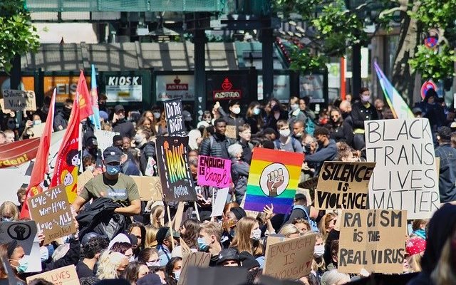 manifestantes contra el racismo