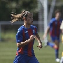 Ane Campos, jugadora del Eibar, disputando un partido.