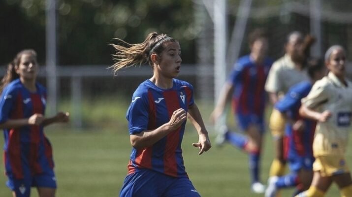 Ane Campos, jugadora del Eibar, disputando un partido.