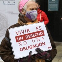 Ascensión Cambrón, presidenta de la asociación DMD en León sujeta una pancarta en una manifestación a favor de la eutanasia