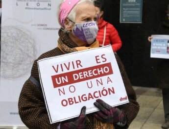 Ascensión Cambrón, presidenta de la asociación DMD en León sujeta una pancarta en una manifestación a favor de la eutanasia