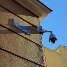 Cámara de vigilancia situada en la esquina de la Calle Tajos Altos con la Calle Puerto Alto del distrito madrileño de Puente de Vallecas.