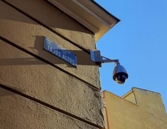 Cámara de vigilancia situada en la esquina de la Calle Tajos Altos con la Calle Puerto Alto del distrito madrileño de Puente de Vallecas.