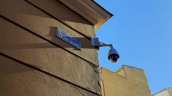 Cámara de vigilancia situada en la esquina de la Calle Tajos Altos con la Calle Puerto Alto del distrito madrileño de Puente de Vallecas.