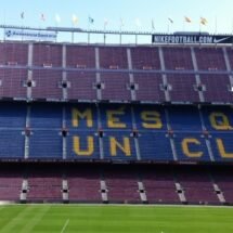 Gradas del Camp Nou con los colores y el eslogan del equipo
