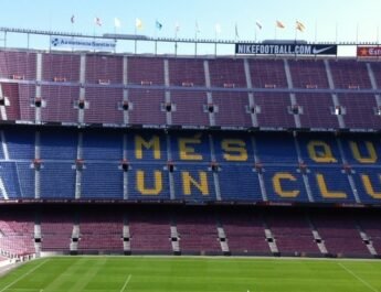 Gradas del Camp Nou con los colores y el eslogan del equipo