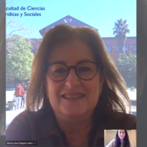 María Luisa Jalón, Decana de la Factultad de Ciencias Sociales y Jurídicas de la URJC, en videollamada durante la entrevista. De fondo, una imagen de facultad de la URJC en Vicálvaro.