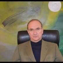 El Doctor Eduardo Sota, sentado en su sillón, posa frente a la cámara