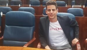 Javier Guardiola vestido de manera informal ocupando uno de los sillones de la Asamblea de Madrid