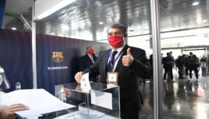 Joan Laporta votando en las elecciones presidenciales del FC Barcelona