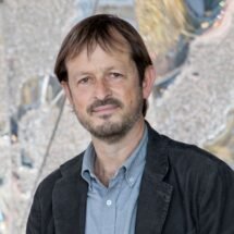 Ignasi Labastida, hombre de mediana edad vestido con americana y camisa, en plano medio con fondo gris