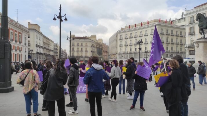 Manifestación por el 8M organizada por el Sindicato de Estudiantes con un centenar de personas a lo largo de la Puerta del Sol