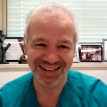 El doctor Martínez-Sellés sonriendo en su despacho durante la entrevista