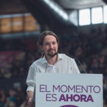 Pablo Iglesias, líder de Unida Podemos, frente a un atril dando un discurso.