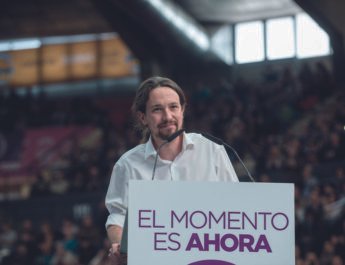 Pablo Iglesias, líder de Unida Podemos, frente a un atril dando un discurso.