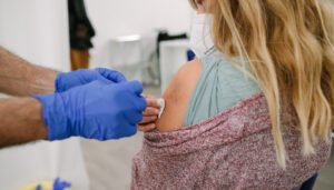 Primer plano del hombro de un chica en proceso de vacunación