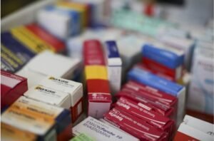 Varias cajas de medicamentos