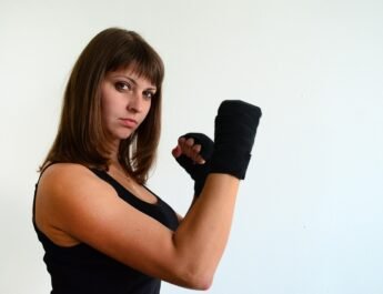 Mujer con guantes de lucha mirando desafiante a la cámara