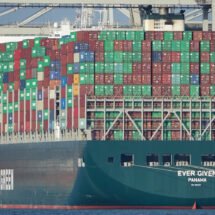 El buque mercante en una maniobra habitual de carga