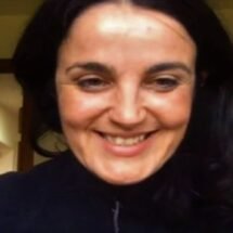 Ana Belén Santiago en primer plano con el fondo de su habitación