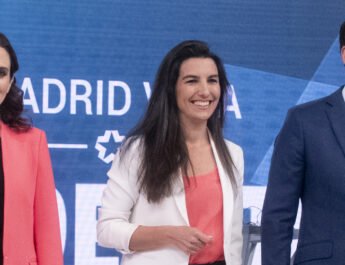 Isabel Díaz Ayuso, Ignacio Aguado y Rocío Monasterio posando juntos en un acto en 2019