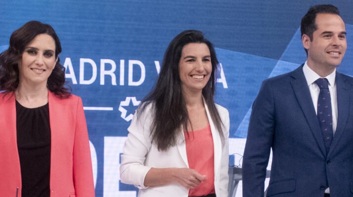 Isabel Díaz Ayuso, Ignacio Aguado y Rocío Monasterio posando juntos en un acto en 2019