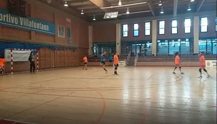 Jugadora del Aranjuez lanzando hacia la porteriía en el calentamiento antes del partido