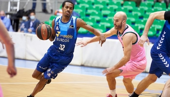 El base del Hereda San Pablo Burgos, Alex Renfroe con el balón ante la defensa del jugador del Barça, Calathes