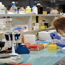 científica trabajando en un laboratorio