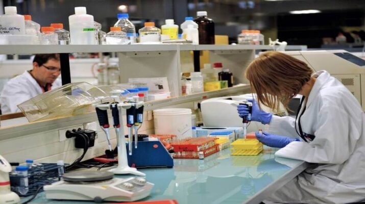 científica trabajando en un laboratorio