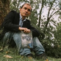 El corresponsal en Londres de El Mundo junto a su libro Querido Hijo