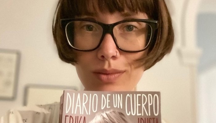 Erika Irusta posando junto a su libro Diario de un cuerpo