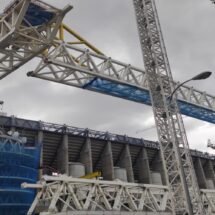 Exterior del estadio Santiago Bernabéu en el que se ven las obras: grúas, lonas para evitar desprendimientos y estructuras metálicas.