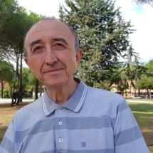 Hombre mayor con camisa, plano medio con fondo de un parque