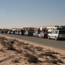 Caravana de coches en el paso fronterizo de Guerguerat, entre Marruecos y la República Árabe Saharaui Democrática