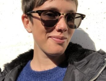 Fotografía de Erika Irusta posando con unas gafas de sol y con una sonrisa