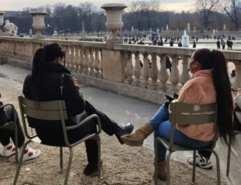 Cuatro personas sentadas en sillas en un parque de Francias respetando la distancia de seguridad